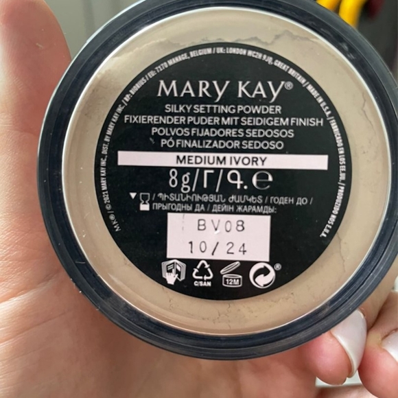 Mary Kay Silky Setting Powder in Medium Ivory. - Picture 5 of 7